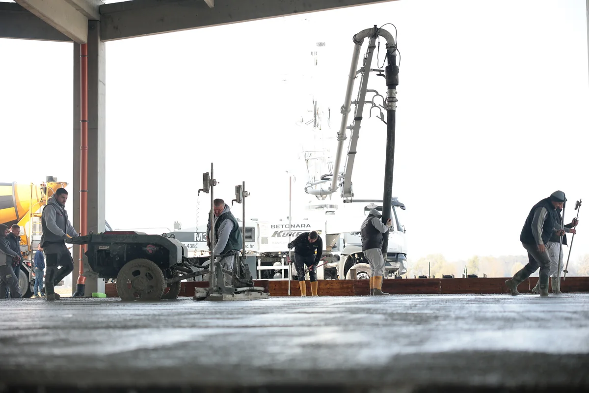 Laser screed concrete installation — photo 2